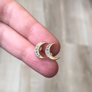 💯 Sterling silver crescent studs with gradient gems